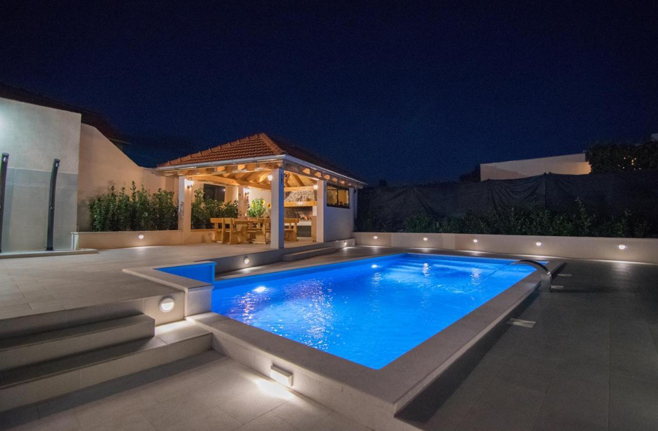 Villa Milena With Heated Pool And Jacuzzi Kostanje Buitenkant foto