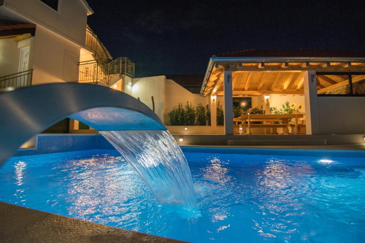 Villa Milena With Heated Pool And Jacuzzi Kostanje Buitenkant foto